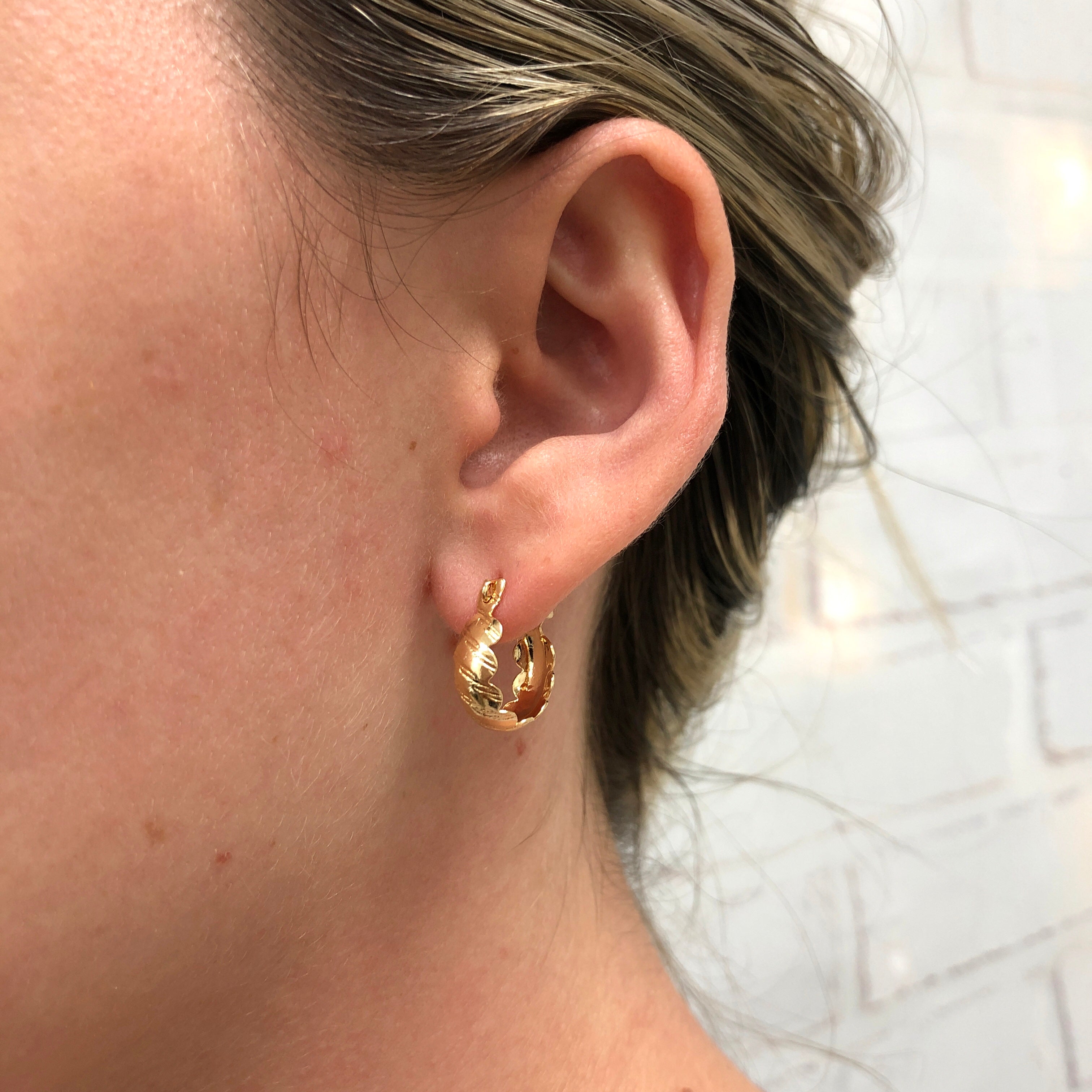18K Gold Layered Oro Laminado Diamond Cutting Finish Kids Hoops Earrings Wholesale 21.0020