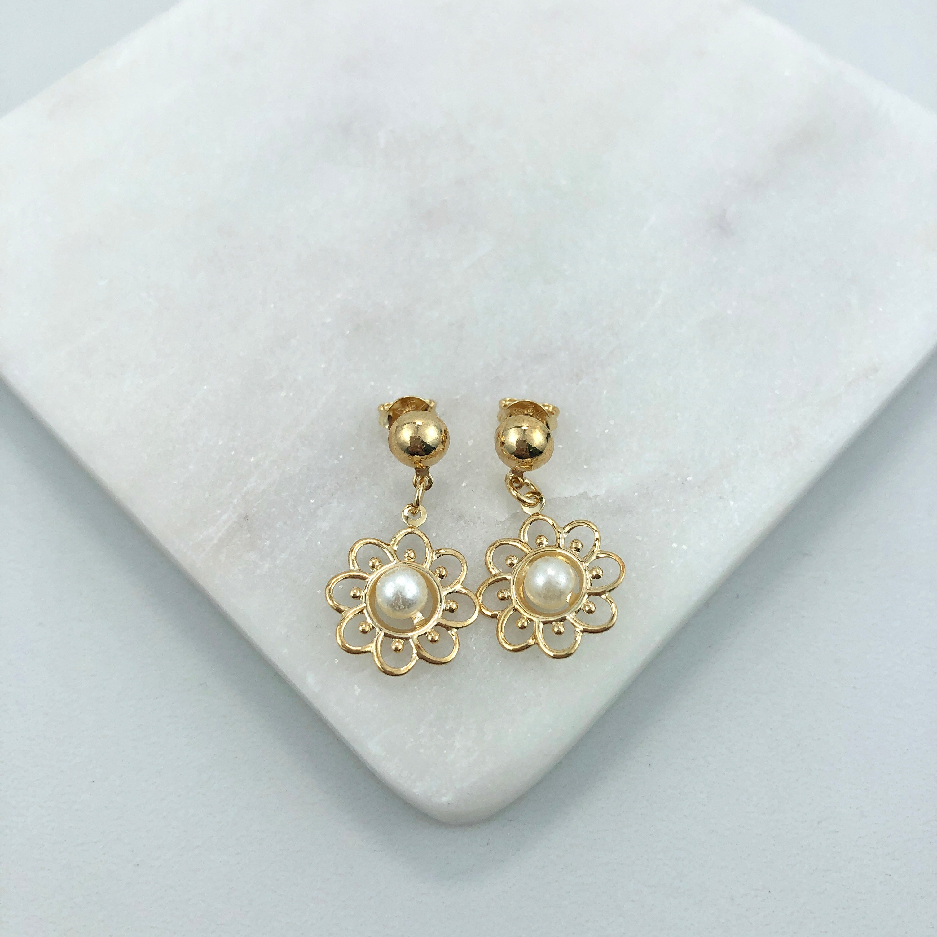 18K Gold Layered Oro Laminado Dangle with Cut Out Flower Shape and Pearl Earrings 21.0610/92
