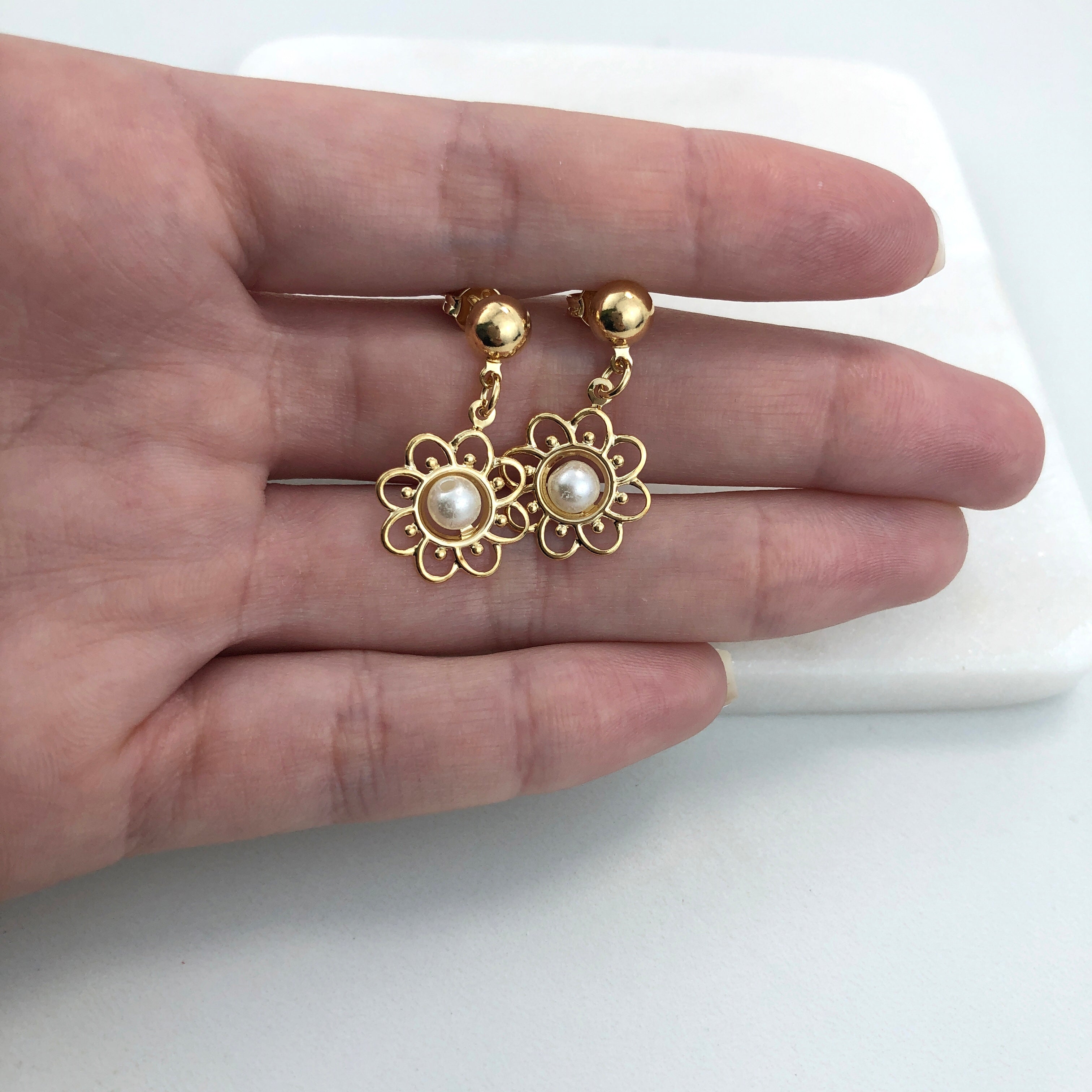 18K Gold Layered Oro Laminado Dangle with Cut Out Flower Shape and Pearl Earrings 21.0610/92